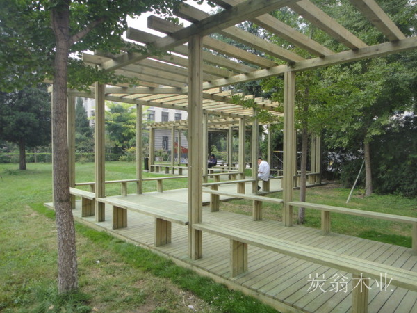 科技大學防腐木廊架.JPG