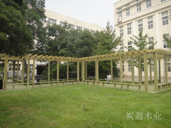 科技大學防腐木廊架 (2).JPG